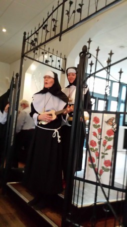 Nonnen Agnes en Jose komen op (koorfeest 24 nov)